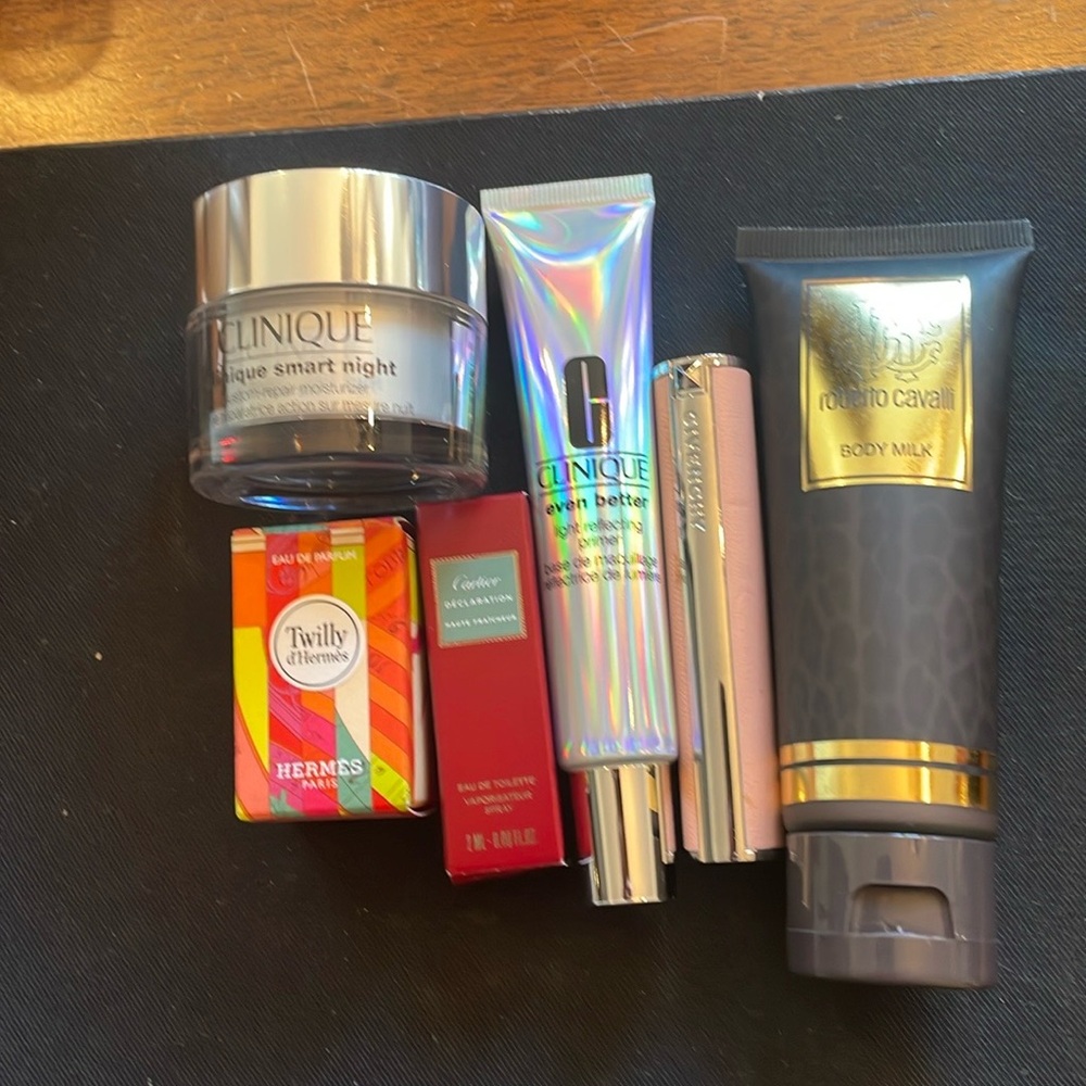 🛍️HOST PICK🛍️Amazing Beauty Bundle all New in Clinique large makeup bag